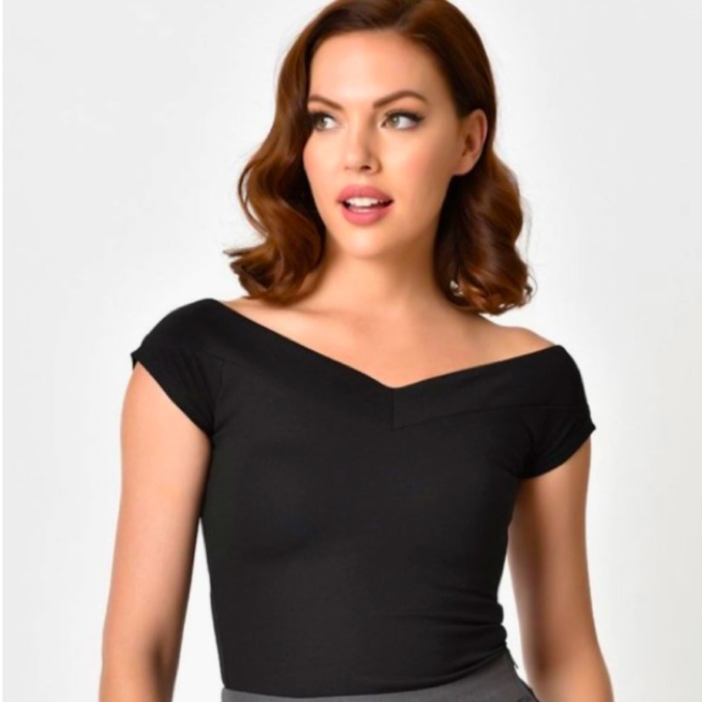 Unique Vintage 🖤 Black V Neck Stretch Top 🖤 XL